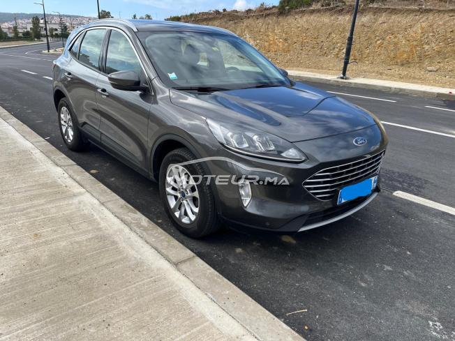 Ford Kuga Hybride Automatique en excellent état.