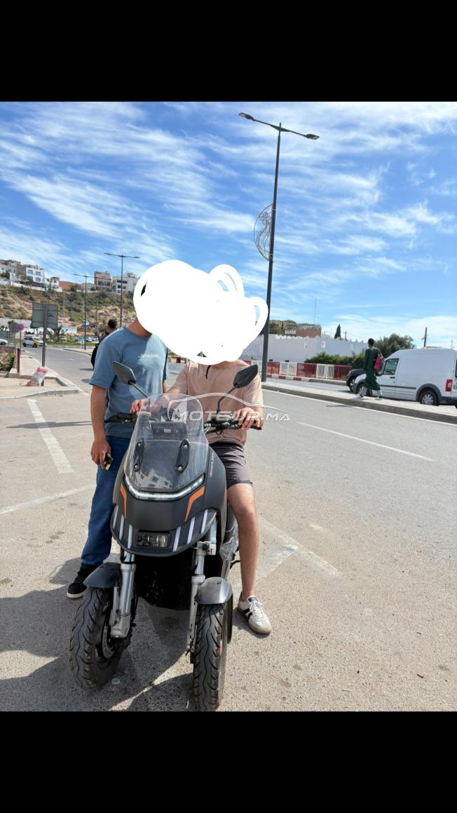 Cette moto peut être conduite avec le permis de conduire de catégorie B.